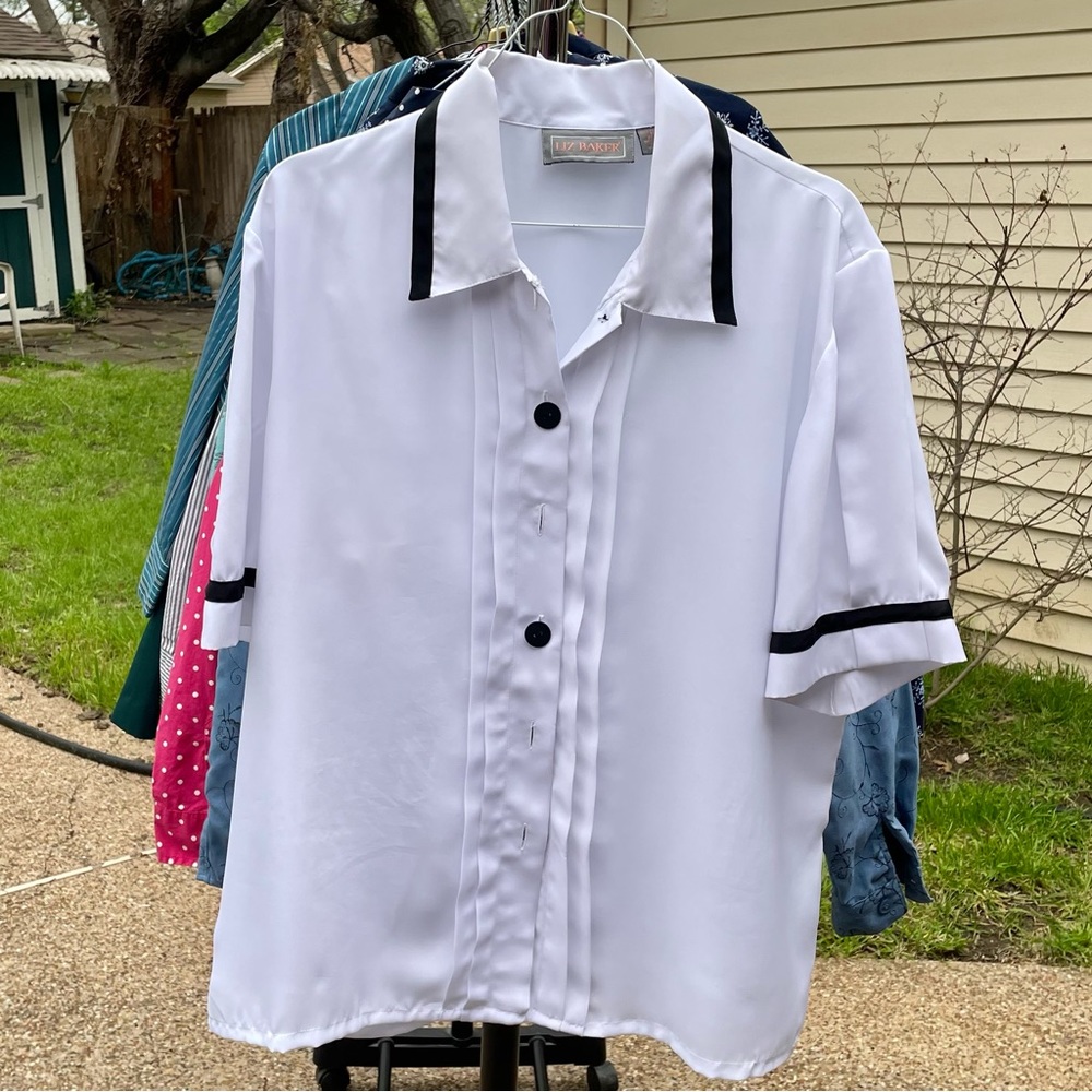 Short-sleeved blouse